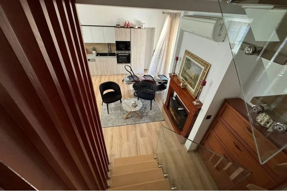 Tirane, jepet me qera apartament duplex Dublex Kati 4, 130 m² 1.200 € (Komuna e Parisit)