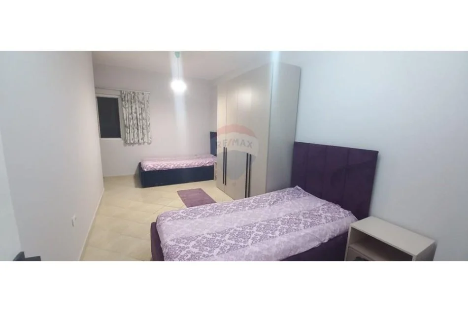 Tirane, jepet me qera apartament 2+1 , 650 € (Komuna e Parisit)