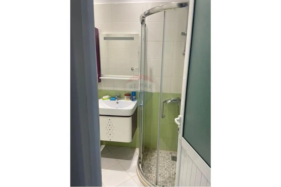 Tirane, jepet me qera apartament 1+1 , 400 € (Astir)