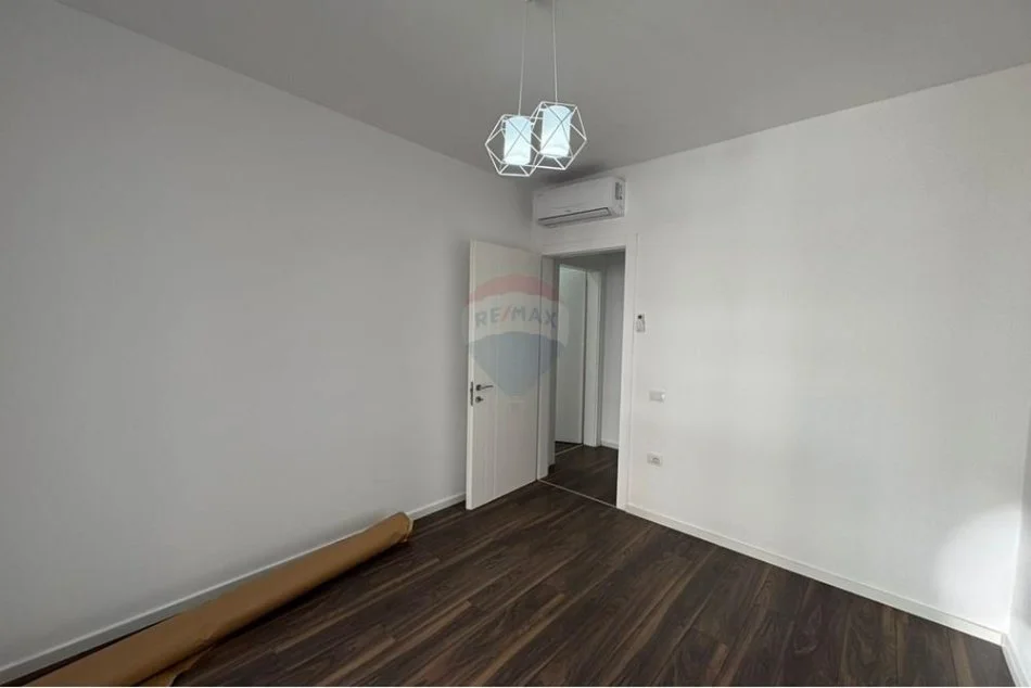 Tirane, jepet me qera apartament 2+1 , 550 € (Fusha e Aviacionit)
