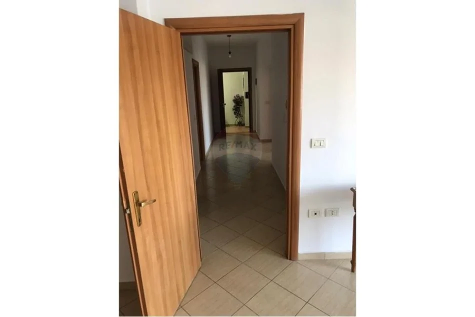 jepet me qera apartament 2+1 , 116 m² 600 € (Komuna e Parisit)