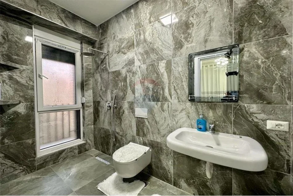 Tirane, jepet me qera apartament 2+1 , 105 m² 600 € (Fusha e Aviacionit)