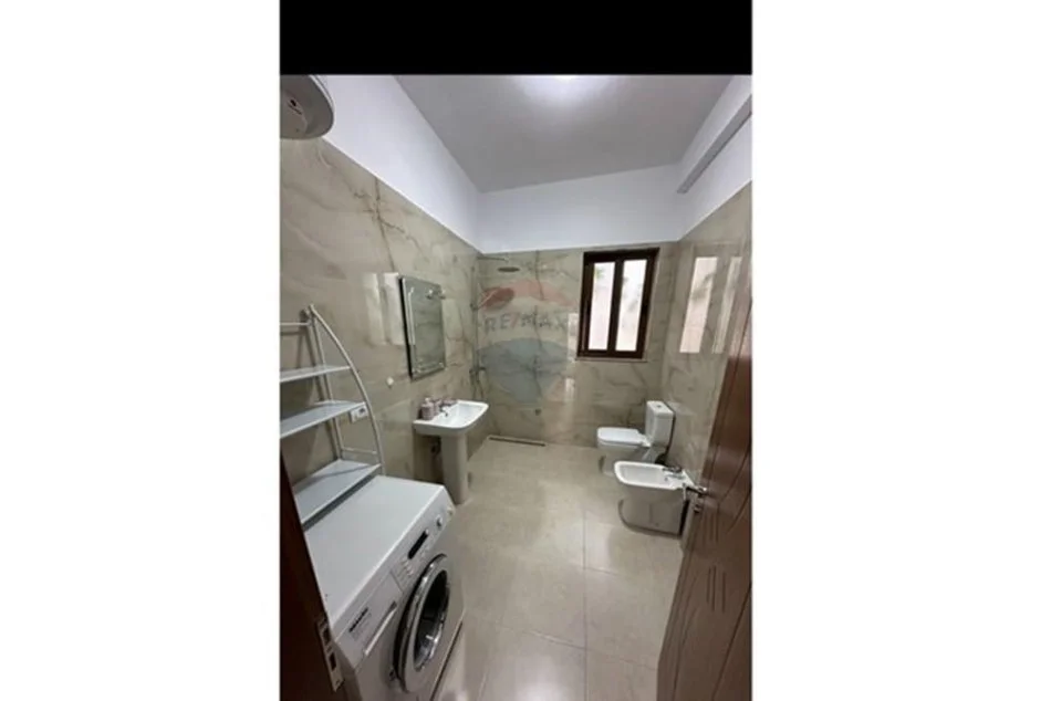 Tirane, jepet me qera apartament 1+1 , 350 € (Kinostudio)