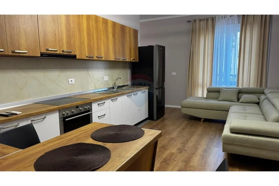 Tirane, jepet me qera apartament 1+1 , 60 m² 420 € (Porcelan - Oxhaku,)