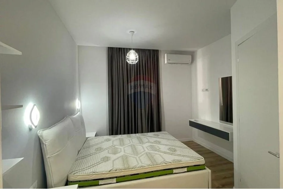 Tirane, shitet 4+1+Aneks+Ballkon , (Komuna e Parisit)