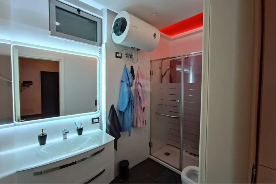 Tirane, jepet me qera apartament 2+1 , 550 € (Laprake)