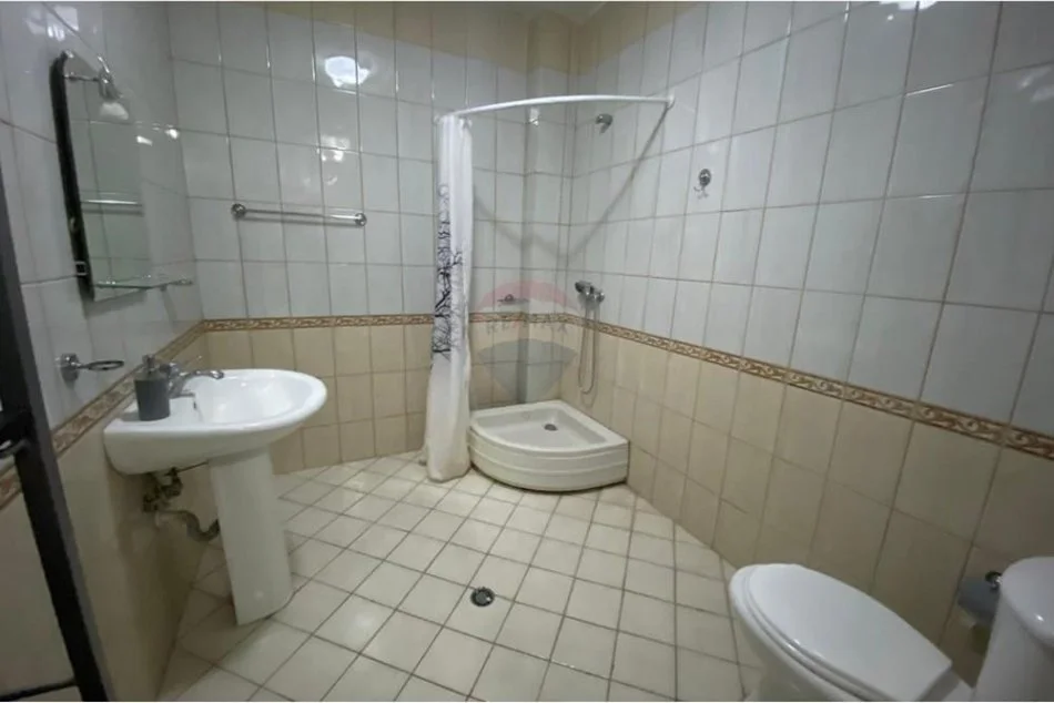 Tirane, jepet me qera apartament 2+1 , 800 € (abulevardi Zogu I)