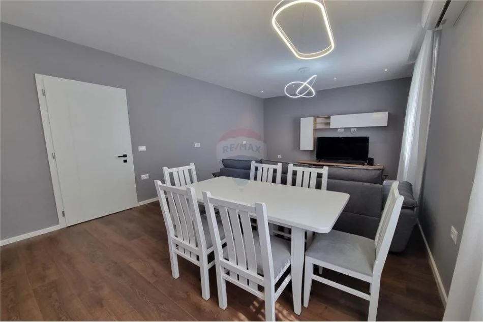 Tirane, jepet me qera apartament 2+1 , 800 € (Vasil Shanto)
