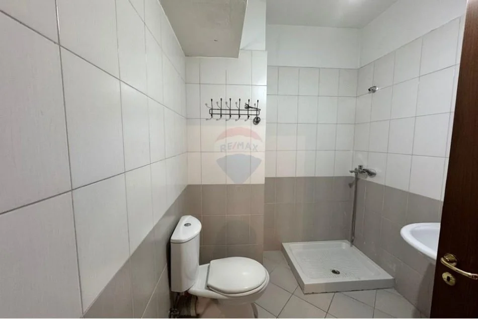 Tirane, jepet me qera apartament 2+1 Kati 5, 100 m² 550 € (Komuna e Parisit)