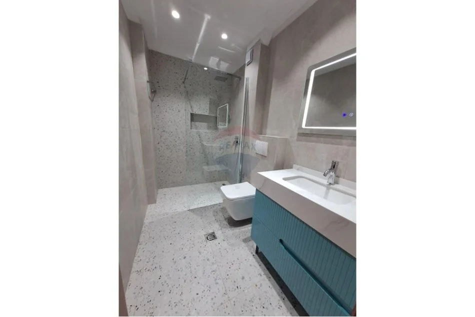 Tirane, jepet me qera apartament 2+1 , 650 € (Kopshti Zoologjik)