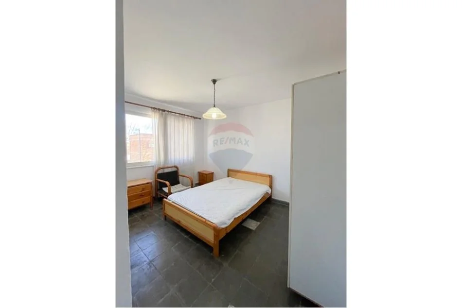 Tirane, jepet me qera apartament 3+1 , 450 € (Selvia)