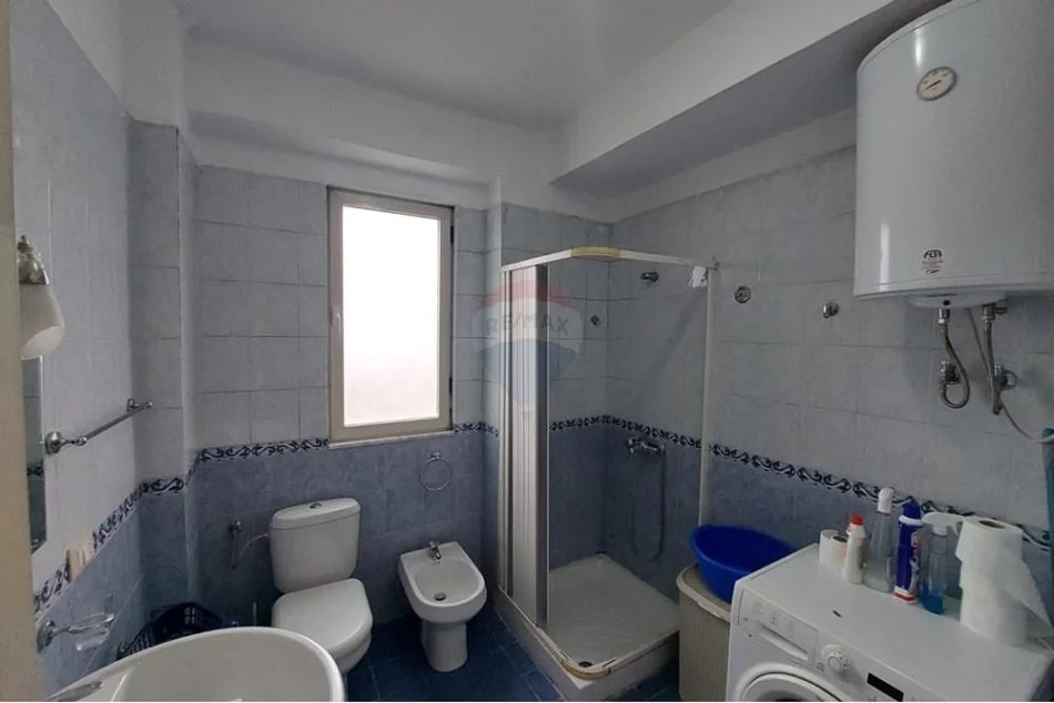 Tirane, jepet me qera apartament 2+1 , 600 € (Brryli)