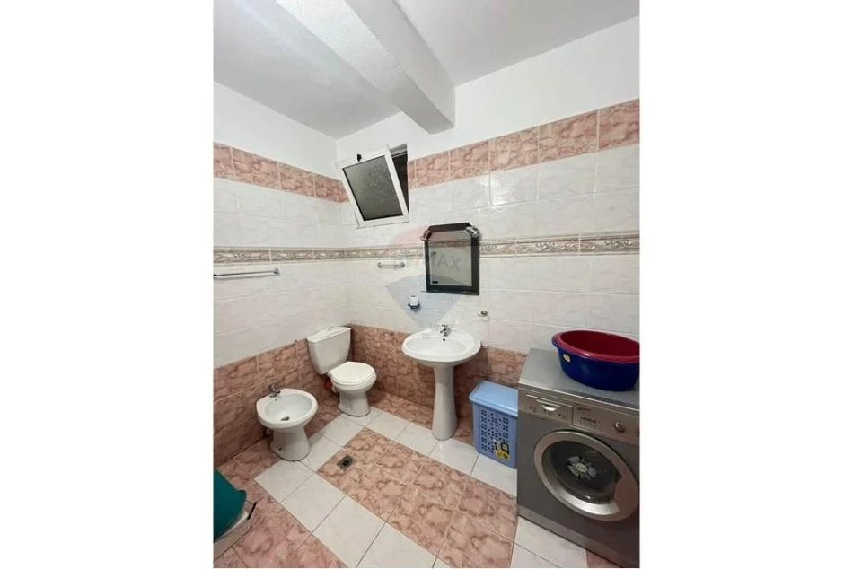 Tirane, jepet me qera apartament 2+1 , 600 € (Rruga Bardhyl)
