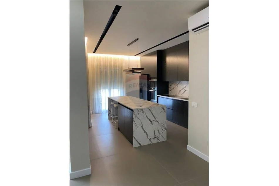 Tirane, jepet me qera 3+1+Ballkon Kati 1, 190 m² 1.800 € (Liqeni i thate)