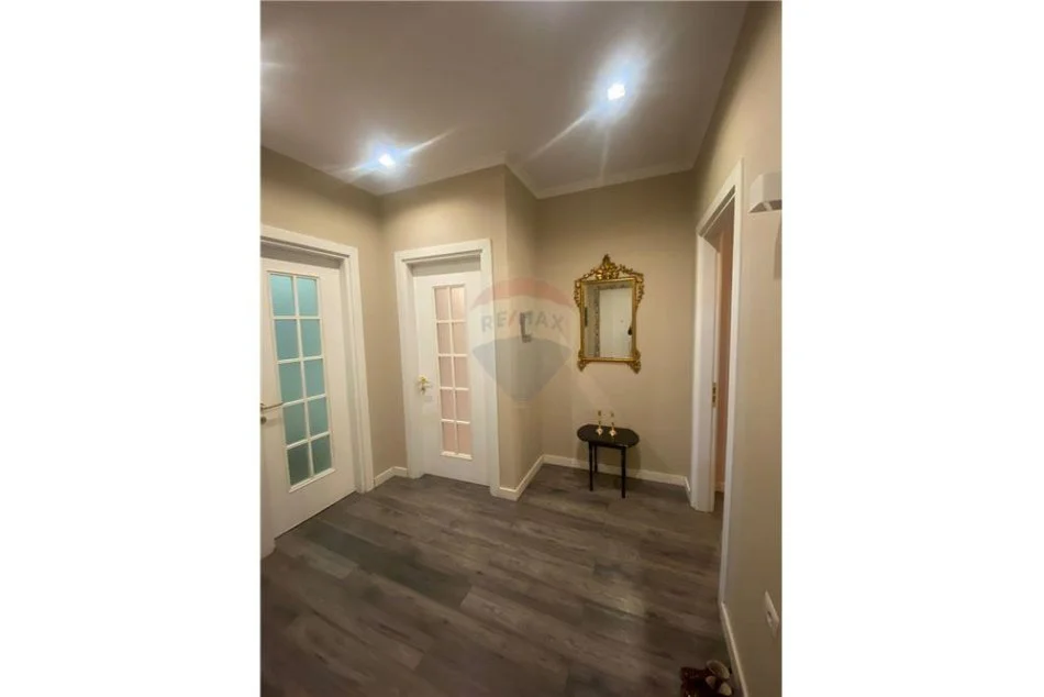 Tirane, jepet me qera apartament 2+1 , 700 € (21 Dhjetori)