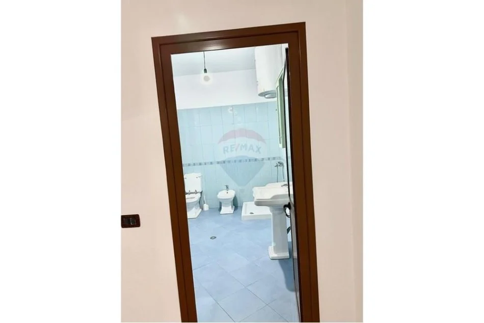Tirane, jepet me qera apartament 2+1 , 350 € 