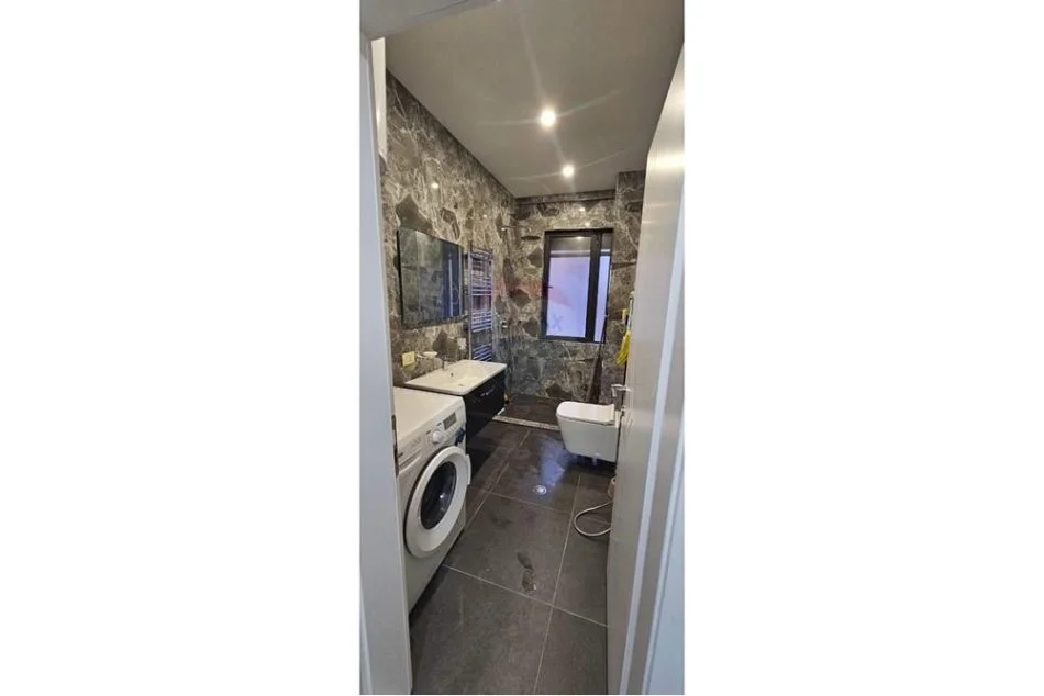 Tirane, jepet me qera apartament 1+1 , 450 € (Astir)