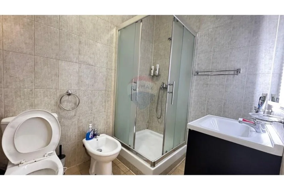 Tirane, jepet me qera apartament 1+1 , 75 m² 720 € (Liceu Artistik)