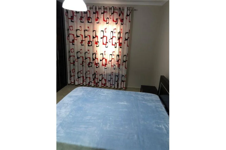 Tirane, jepet me qera apartament 2+1 , 650 € (Komuna e Parisit)