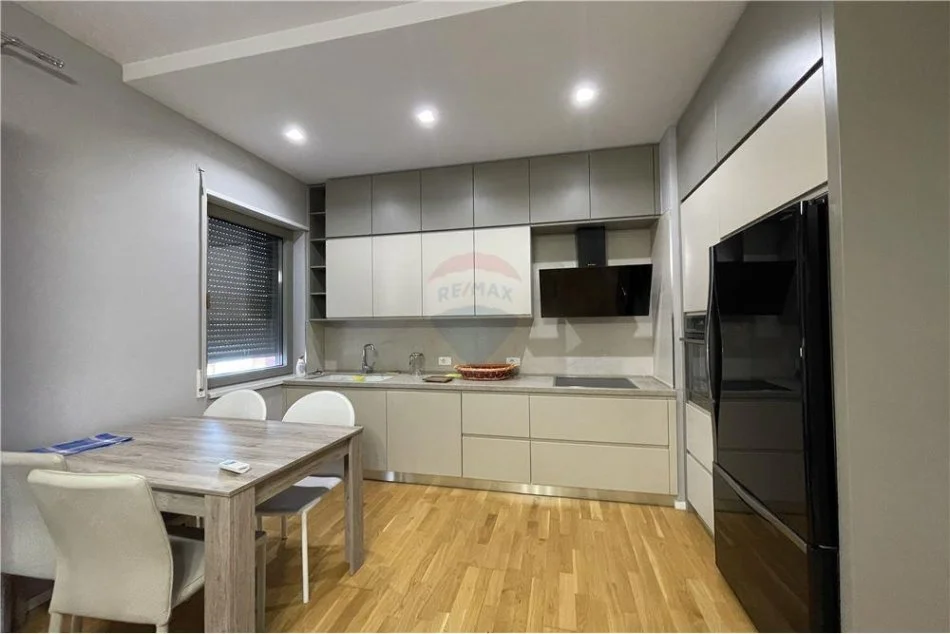 Tirane, jepet me qera apartament 2+1 Kati 7, 120 m² 1.200 € (rruga kavajes, kompleksi deliorgji)