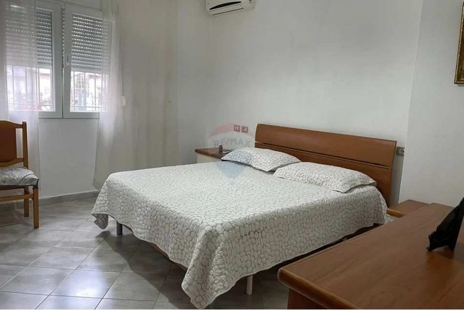 Tirane, jepet me qera apartament 2+1 Kati 1, 80 m² 500 € (21 Dhjetori, Shqipëri)