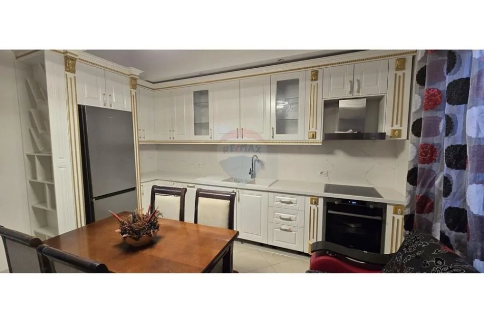 Tirane, jepet me qera apartament 3+1 , 177 m² 650 € (Selite, Tirane)