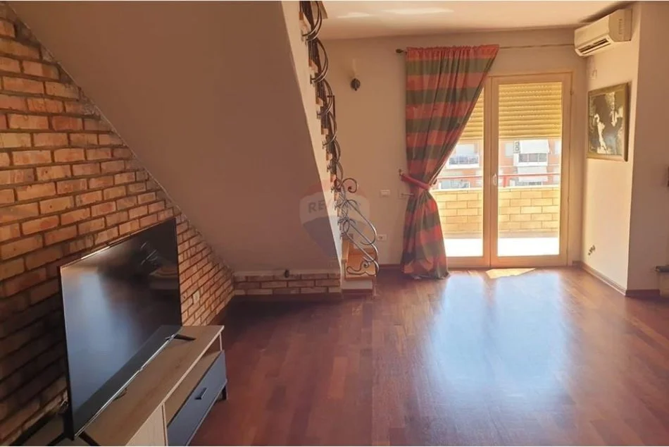 Tirane, jepet me qera apartament Dublex Kati 6, 265 m² 1.000 € (bllok)