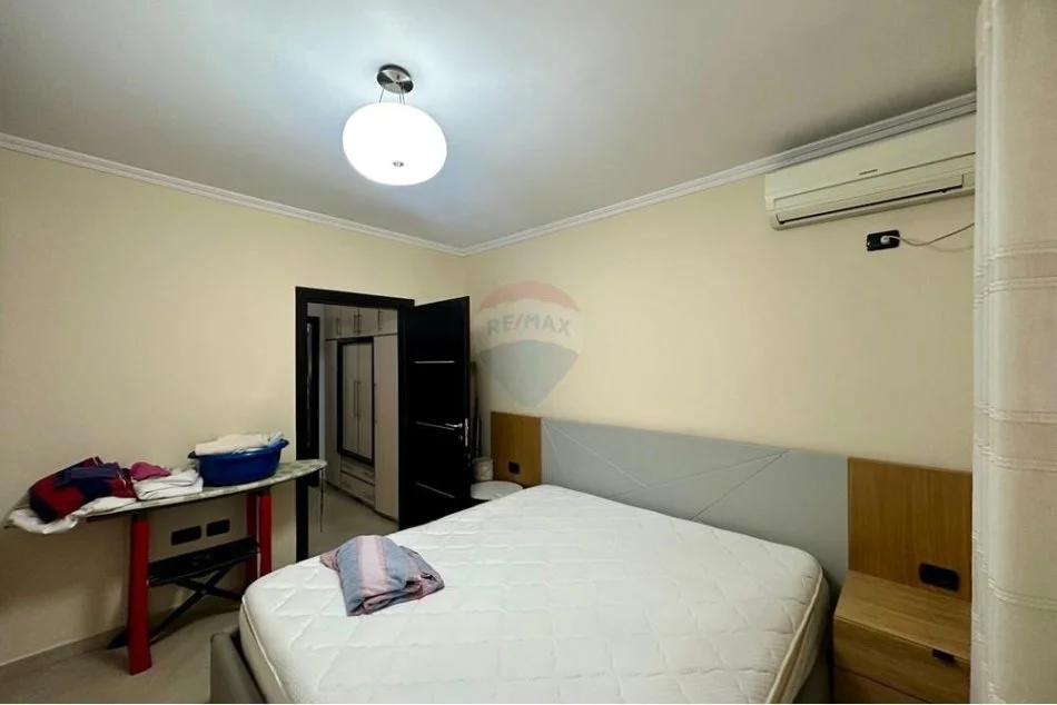 Tirane, jepet me qera apartament 1+1 Kati 2, 120 m² 550 € (21 Dhjetori, Shqipëri)