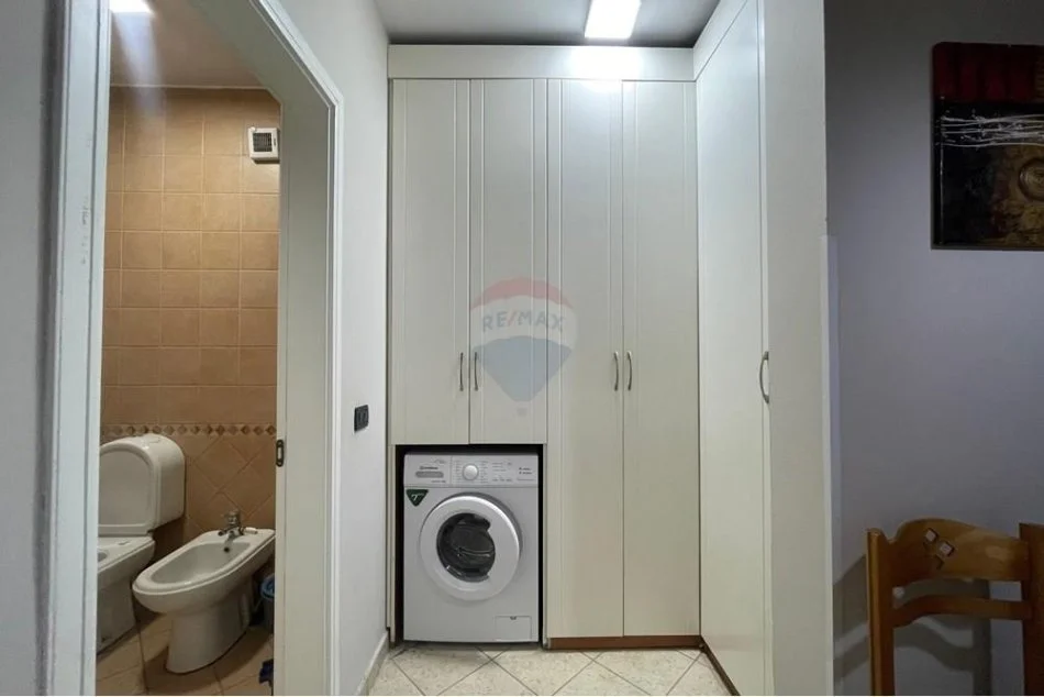 Tirane, jepet me qera 2+1 Kati 3, 105 m² 650 € (Apartament 2+1+2 me qira te Komuna e Parisit!)