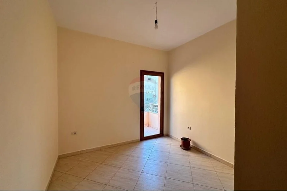 Tirane, jepet me qera apartament 3+1 Kati 1, 140 m² 350 € (Ali Dem)