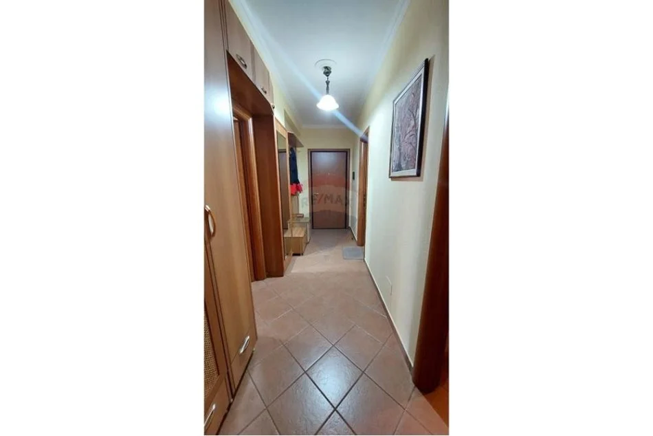 Tirane, jepet me qera apartament 1+1 , 75 m² 600 € (bllok)