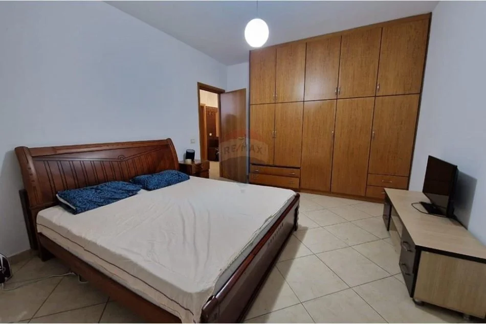 Tirane, jepet me qera 1+1 Kati 4, 70 m² 500 € (kodra e diellit)