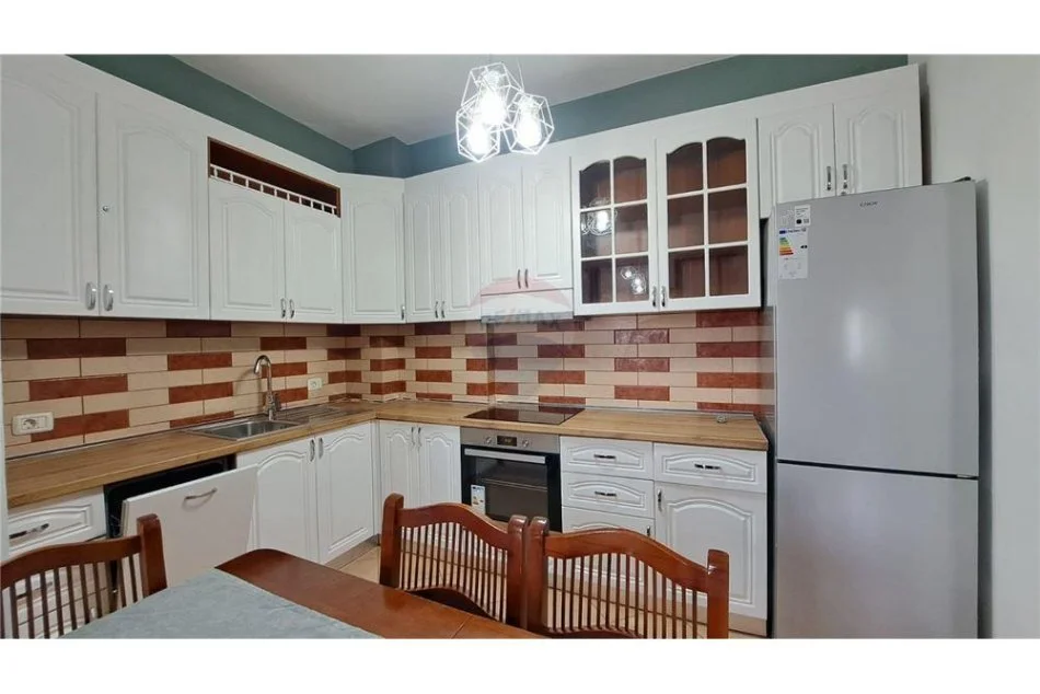 Vlore, jepet me qera apartament 1+1+Ballkon Kati 3, 75 m² 370 € (Lungomare)