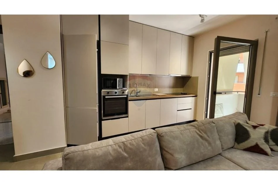 Tirane, jepet me qera apartament 1+1+Ballkon Kati 4, 75 m² 750 € (Kompleksi Delijorgji)
