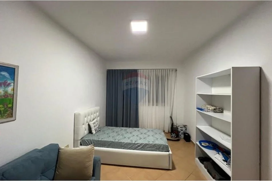Tirane, jepet me qera apartament 2+1 Kati 5, 100 m² 800 € (KOMUNA E PARISIT, PRANE LULISHTES)