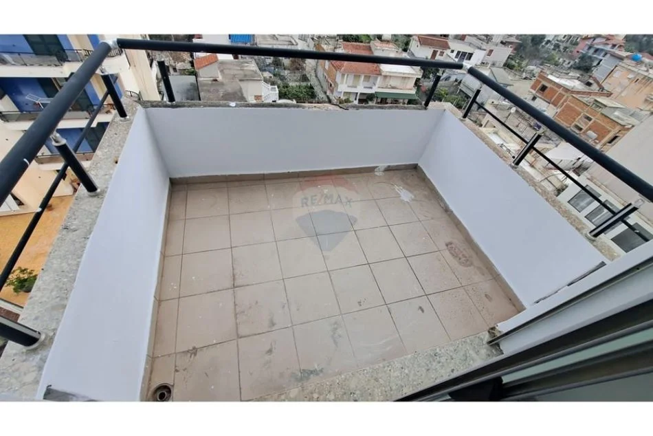 Vlore, shitet apartament 1+1+Ballkon Kati 8, 77 m² 107.000 € (Blv.Ismail Qemali)