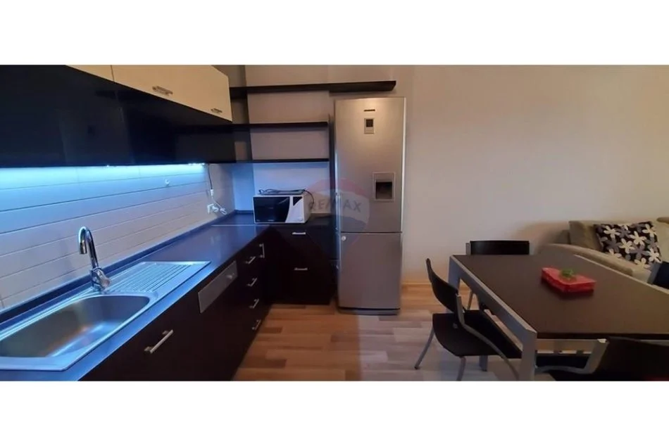Tirane, jepet me qera 1+1+Ballkon Kati 8, 72 m² 650 € (Rruga Qemal Stafa, Pazari i Ri)