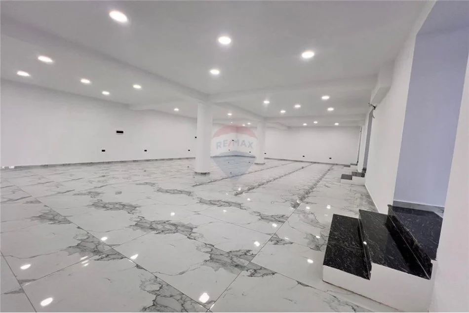 Vlore, jepet me qera ambjent biznesi Kati 0, 240 m² 2.000 € (Blv.Ismail Qemali)