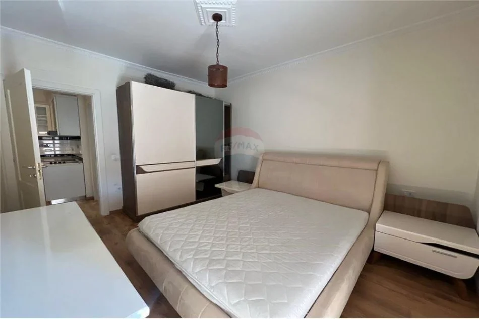 Tirane, jepet me qera apartament 1+1+Ballkon Kati 5, 70 m² 650 € (Kompleksi Delijorgji)