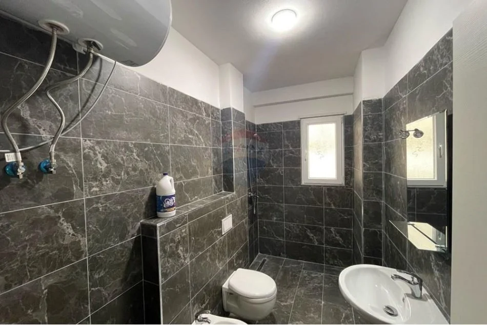 Tirane, jepet me qera apartament 2+1+Ballkon Kati 1, 85 m² 500 € 
