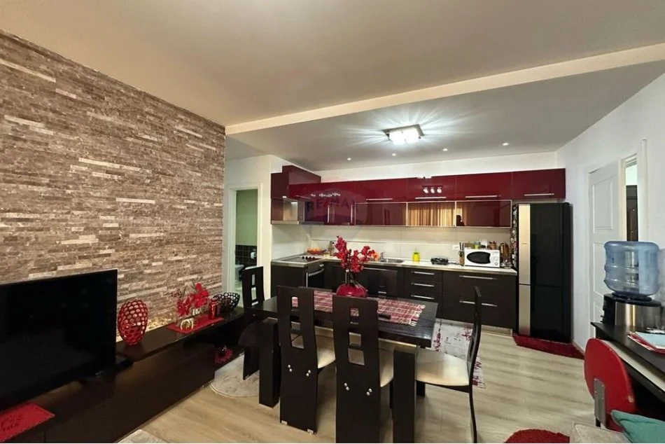 Tirane, jepet me qera apartament 2+1 Kati 1, 550 € (Bulevardi Migjeni)