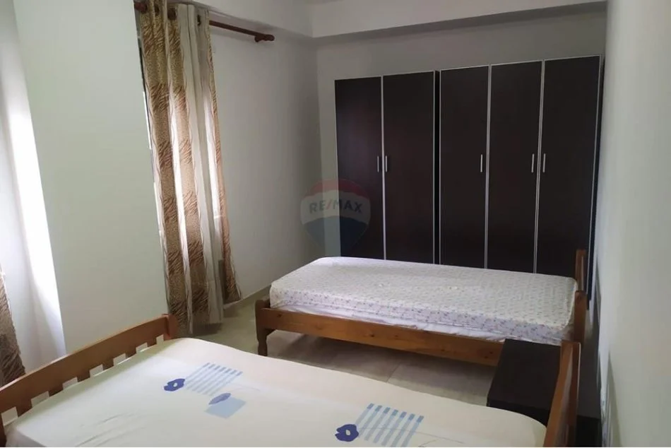 Tirane, jepet me qera apartament 2+1+Ballkon Kati 4, 90 m² 750 € (Komuna e Parisit)