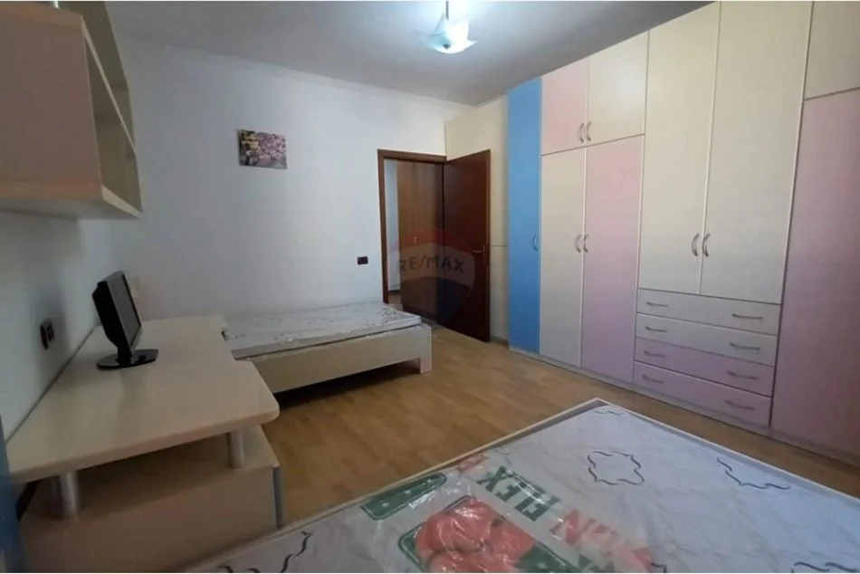 Tirane, jepet me qera apartament 2+1+Ballkon Kati 3, 100 m² 750 € (Rruga Tish Dahia, Komuna e Parisit)