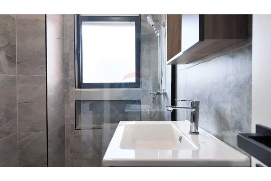 Tirane, jepet me qera apartament 2+1 Kati 1, 93 m² 650 € (PER QERA AP 2+1 +GARAZHD TE VILA GOLD)