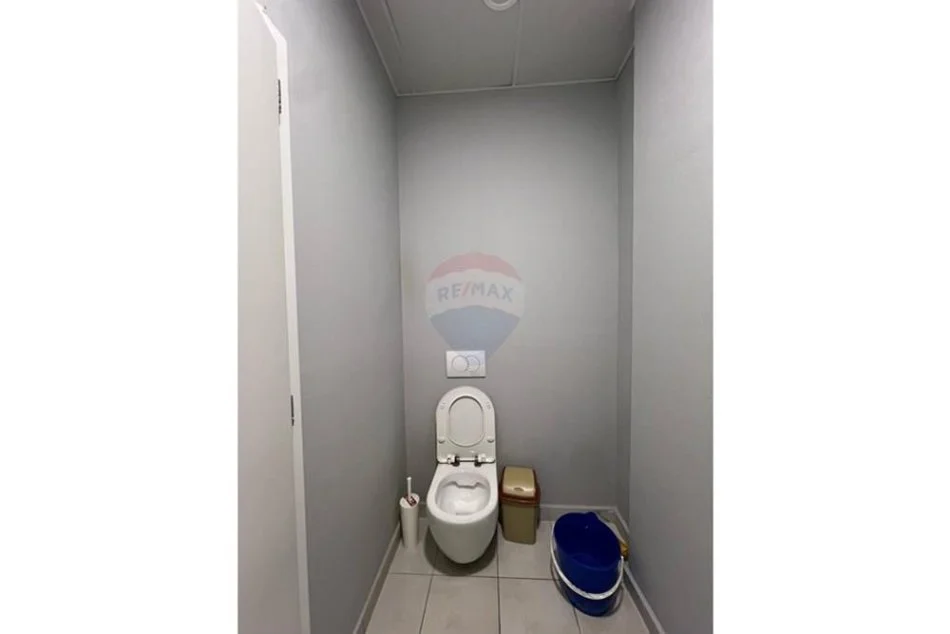 Tirane, shes ambjent biznesi Kati 0, 386 m² 350.000 € (AMBIENT PER SHITJE TEK RRUGA RIZA CEROVA!)