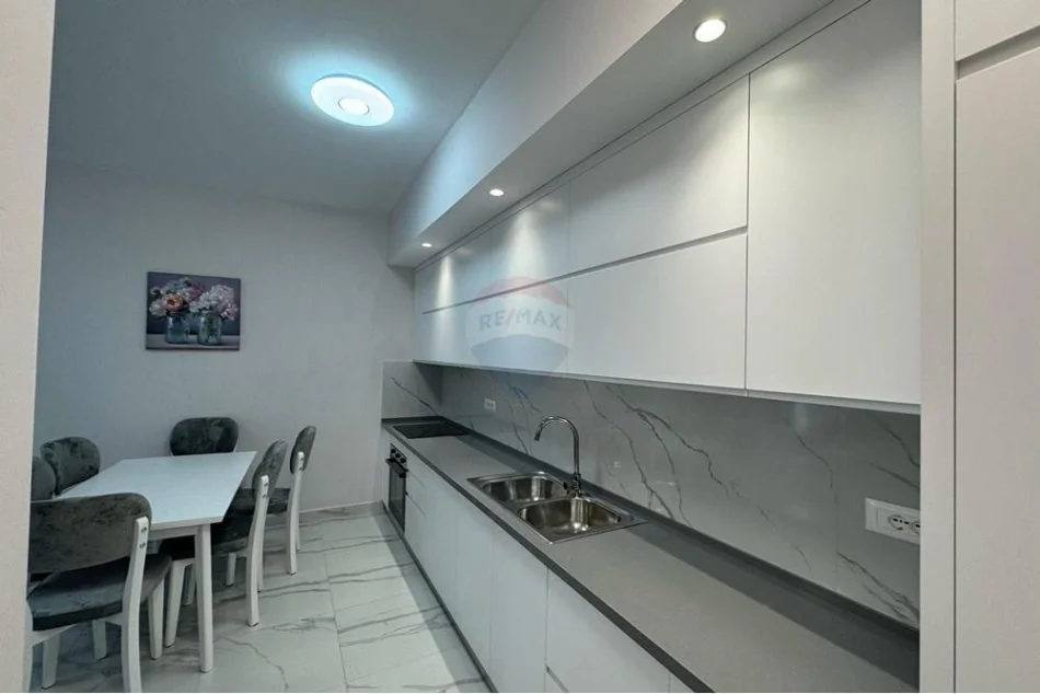 Tirane, jap me qera apartament 2+1+Ballkon Kati 6, 97 m² 700 € (ISH FUSHA E AVIACIONIT)