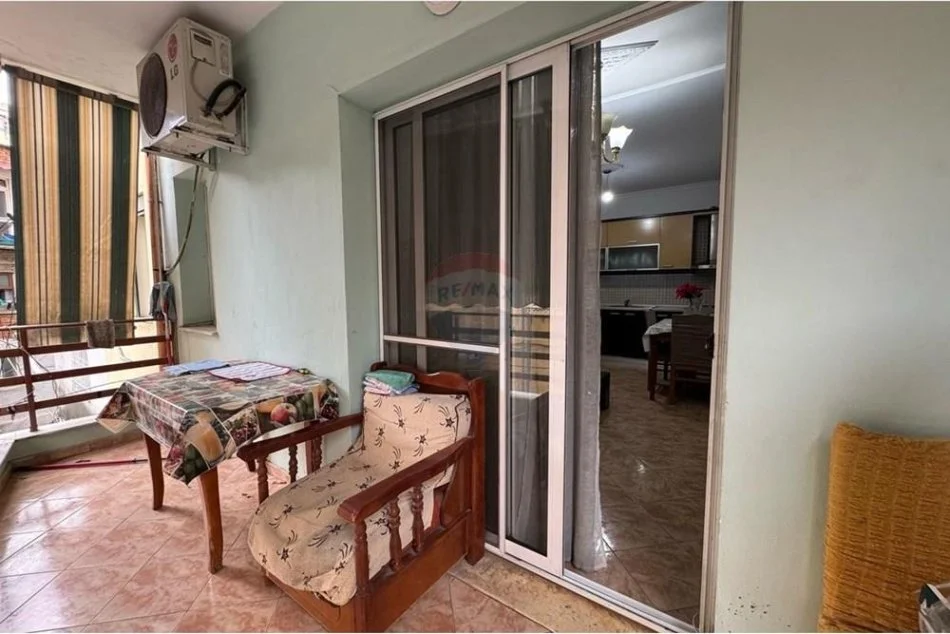 Tirane, jepet me qera apartament 1+1 Kati 2, 65 m² 450 € (Apartament 1+1 me qira tek Brryli!)