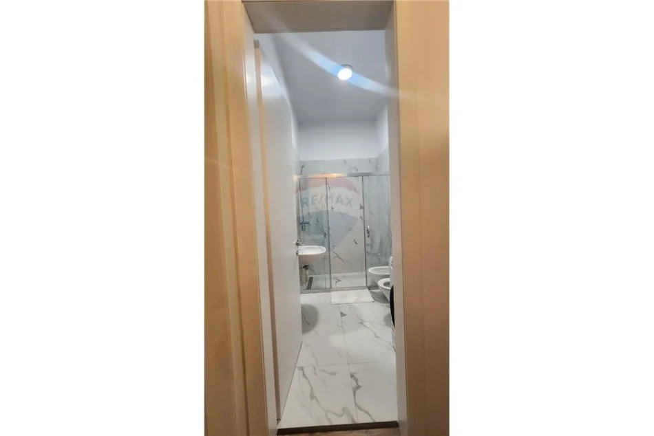 Tirane, jepet me qera apartament 1+1+Ballkon Kati 3, 70 m² 700 € (Kompleksi Delijorgj)