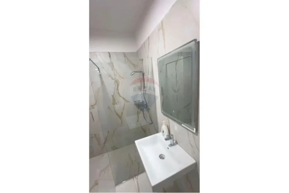 Tirane, jepet me qera apartament 1+1+Ballkon Kati 4, 75 m² 850 € (Apartament+ Parkim te Kompleksi Delijorgji)