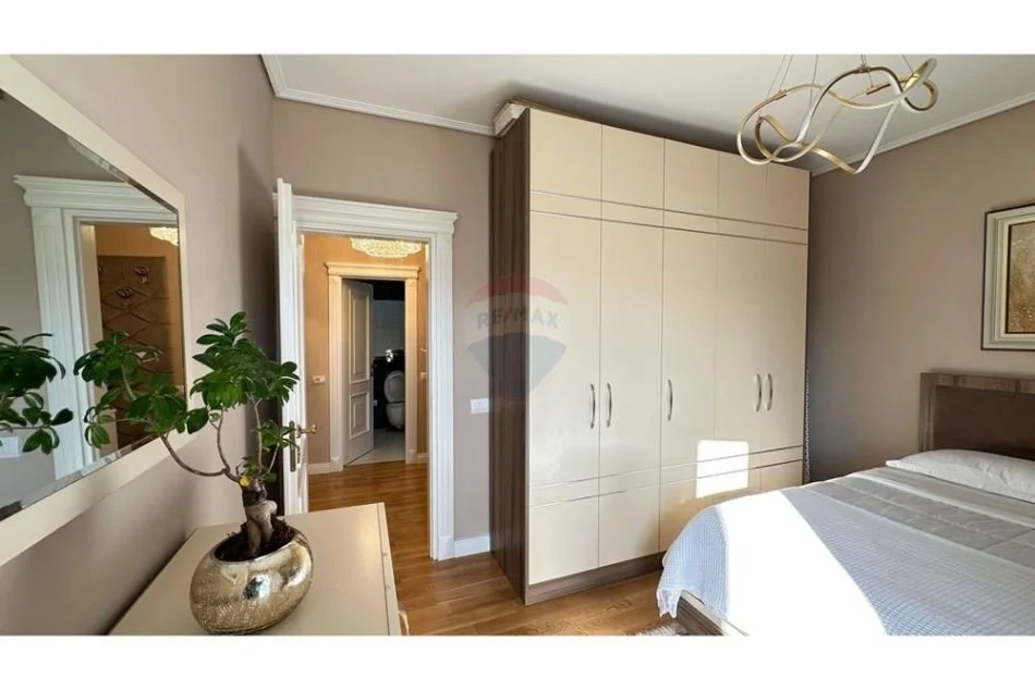 Tirane, jepet me qera apartament 2+1 , 80 m² 1.300 € (Rr. Myslym Shyri)